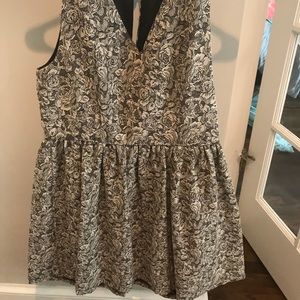Sleeveless gray flower dress